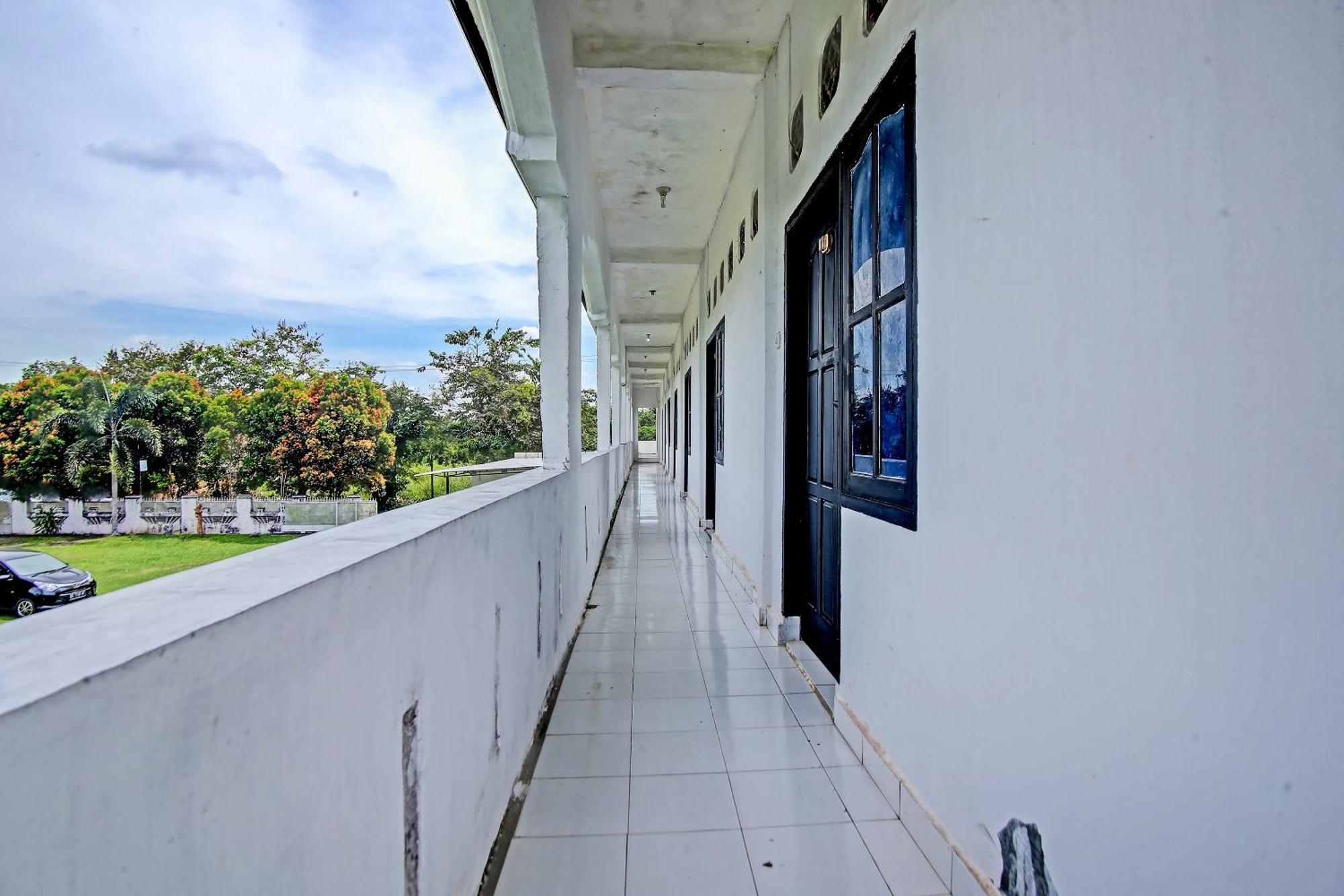 Oyo Life 91127 Wisma Sukajadi Syariah Perabumulih Exterior foto