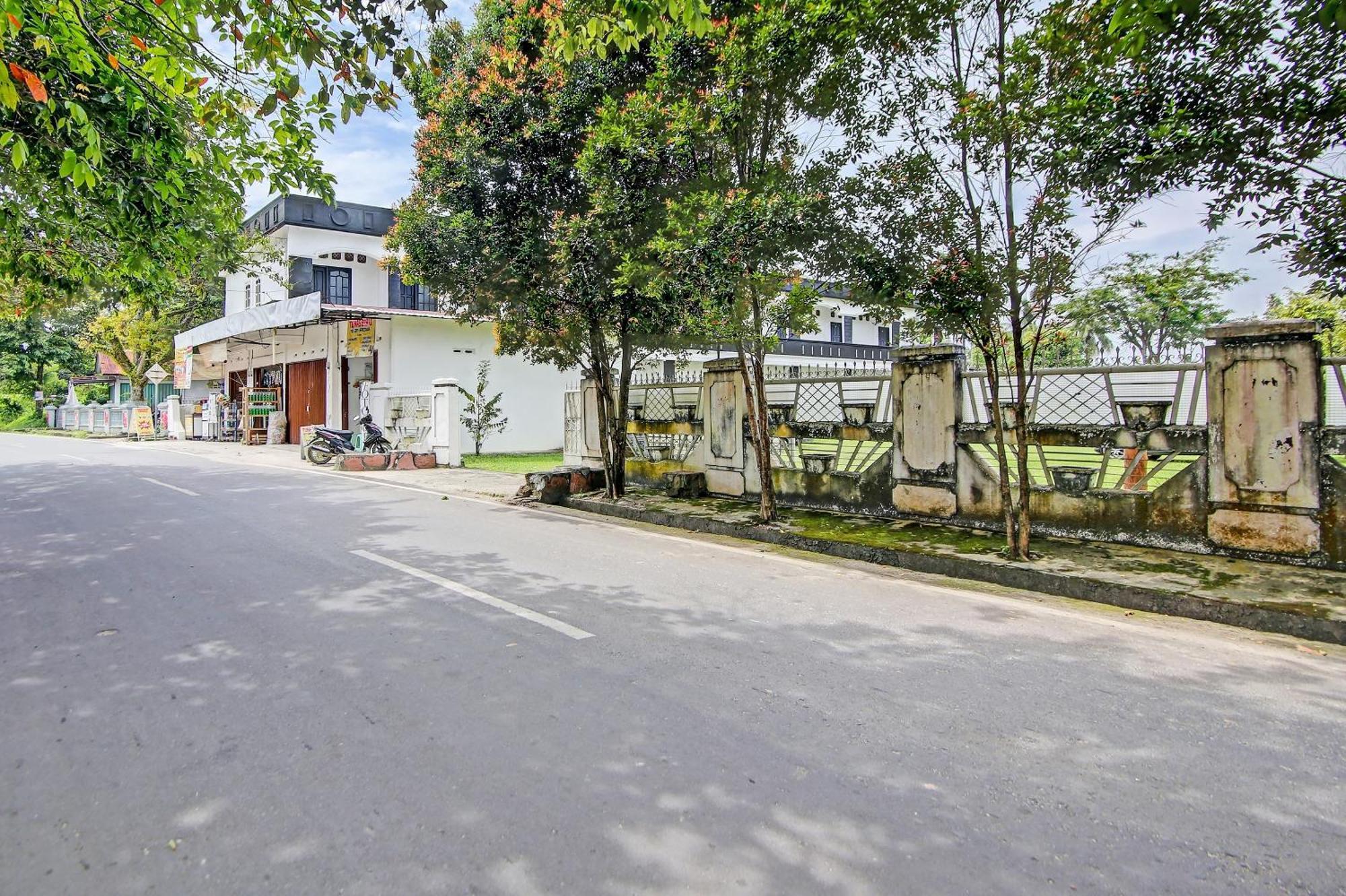 Oyo Life 91127 Wisma Sukajadi Syariah Perabumulih Exterior foto