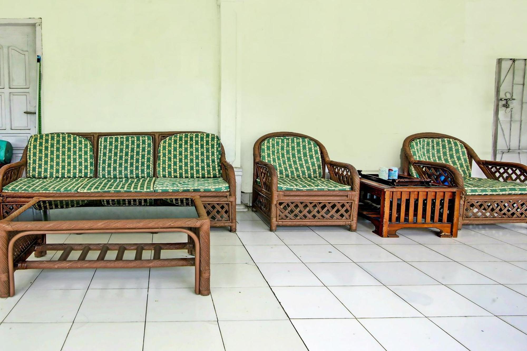 Oyo Life 91127 Wisma Sukajadi Syariah Perabumulih Exterior foto