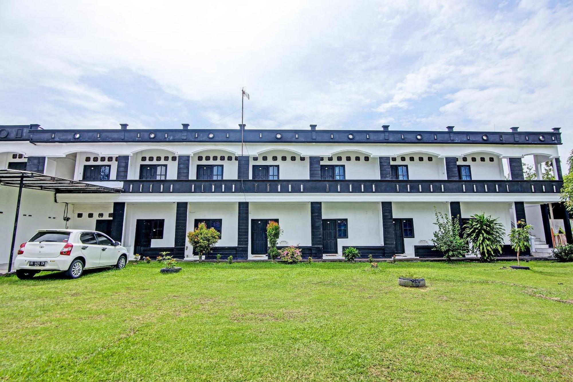 Oyo Life 91127 Wisma Sukajadi Syariah Perabumulih Exterior foto