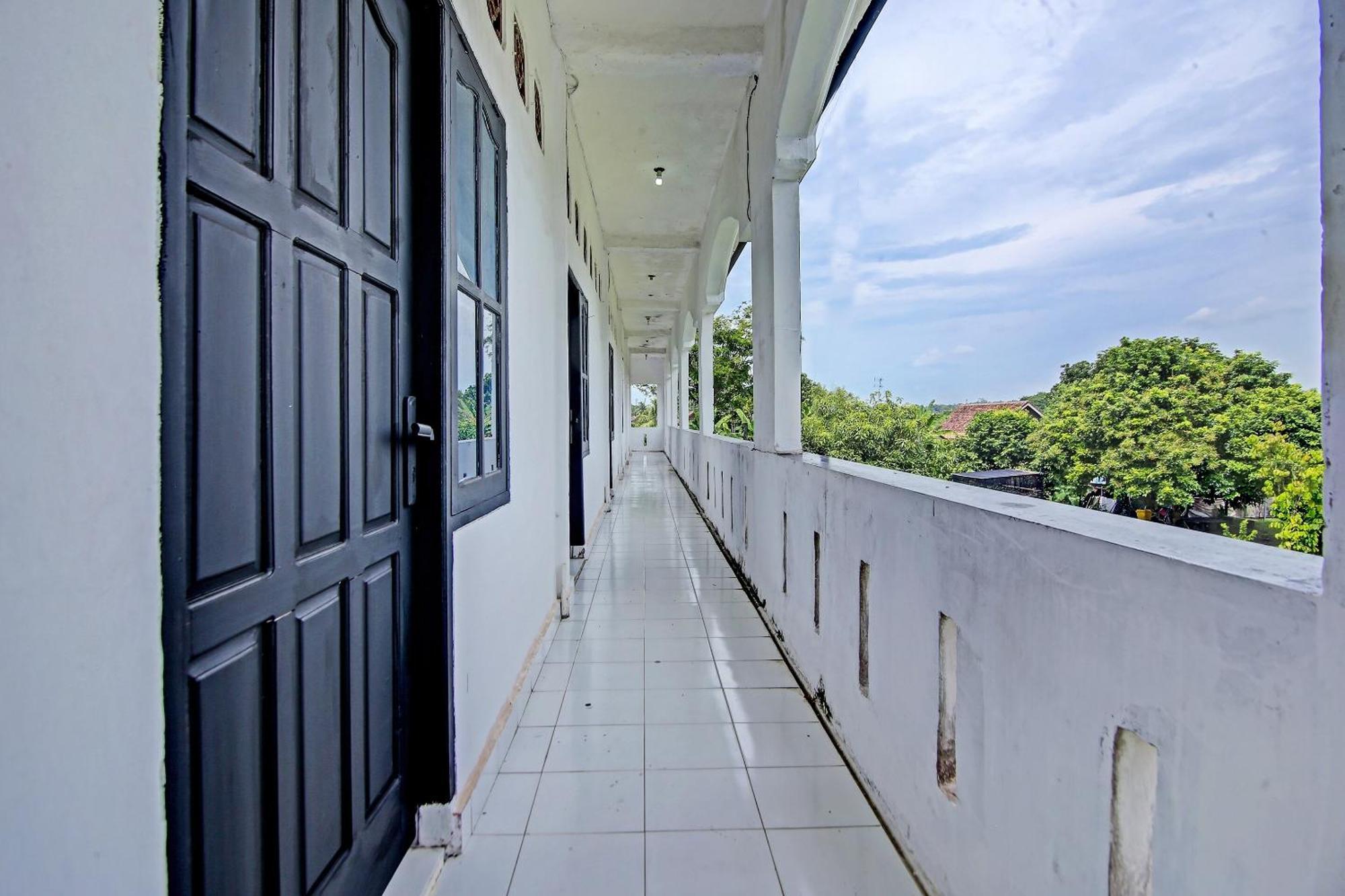 Oyo Life 91127 Wisma Sukajadi Syariah Perabumulih Exterior foto