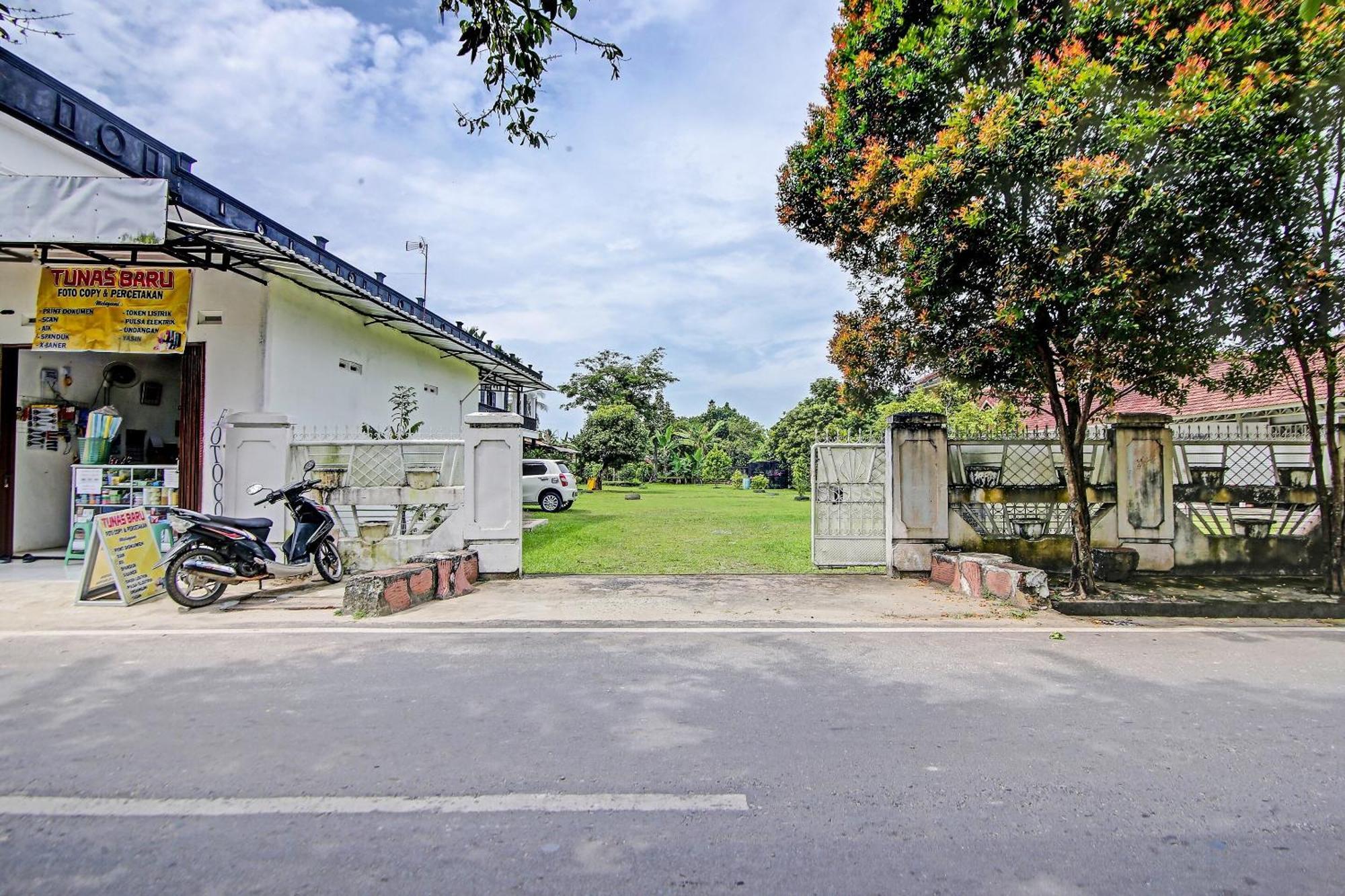 Oyo Life 91127 Wisma Sukajadi Syariah Perabumulih Exterior foto